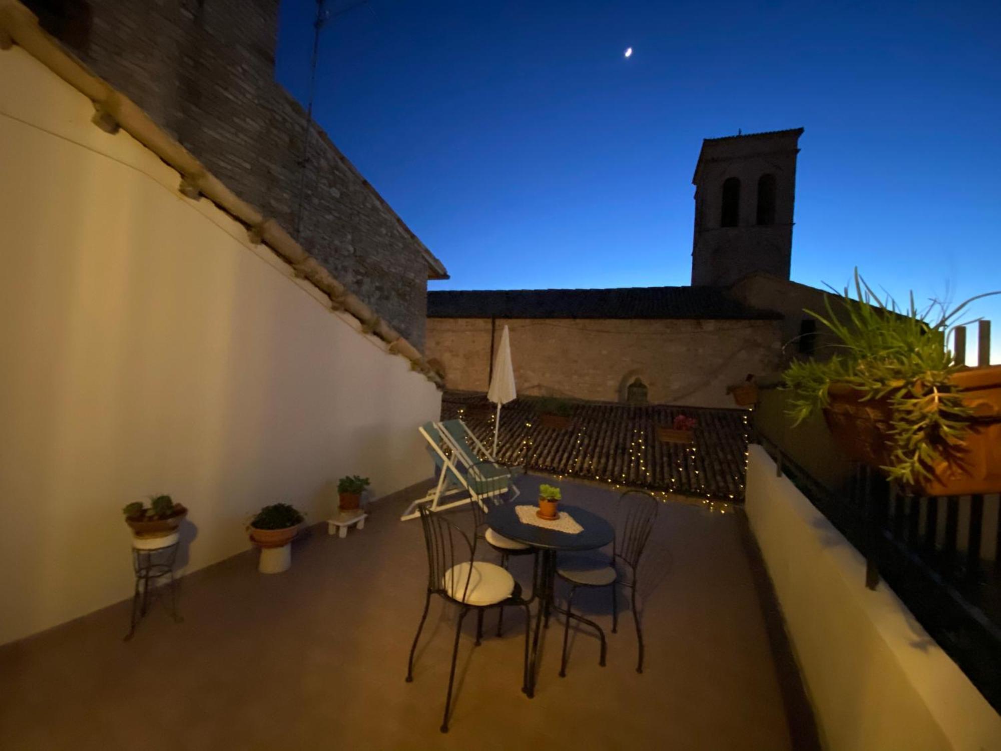 App. Con Terrazza Panoramica In Centro-Montefalco Eksteriør billede