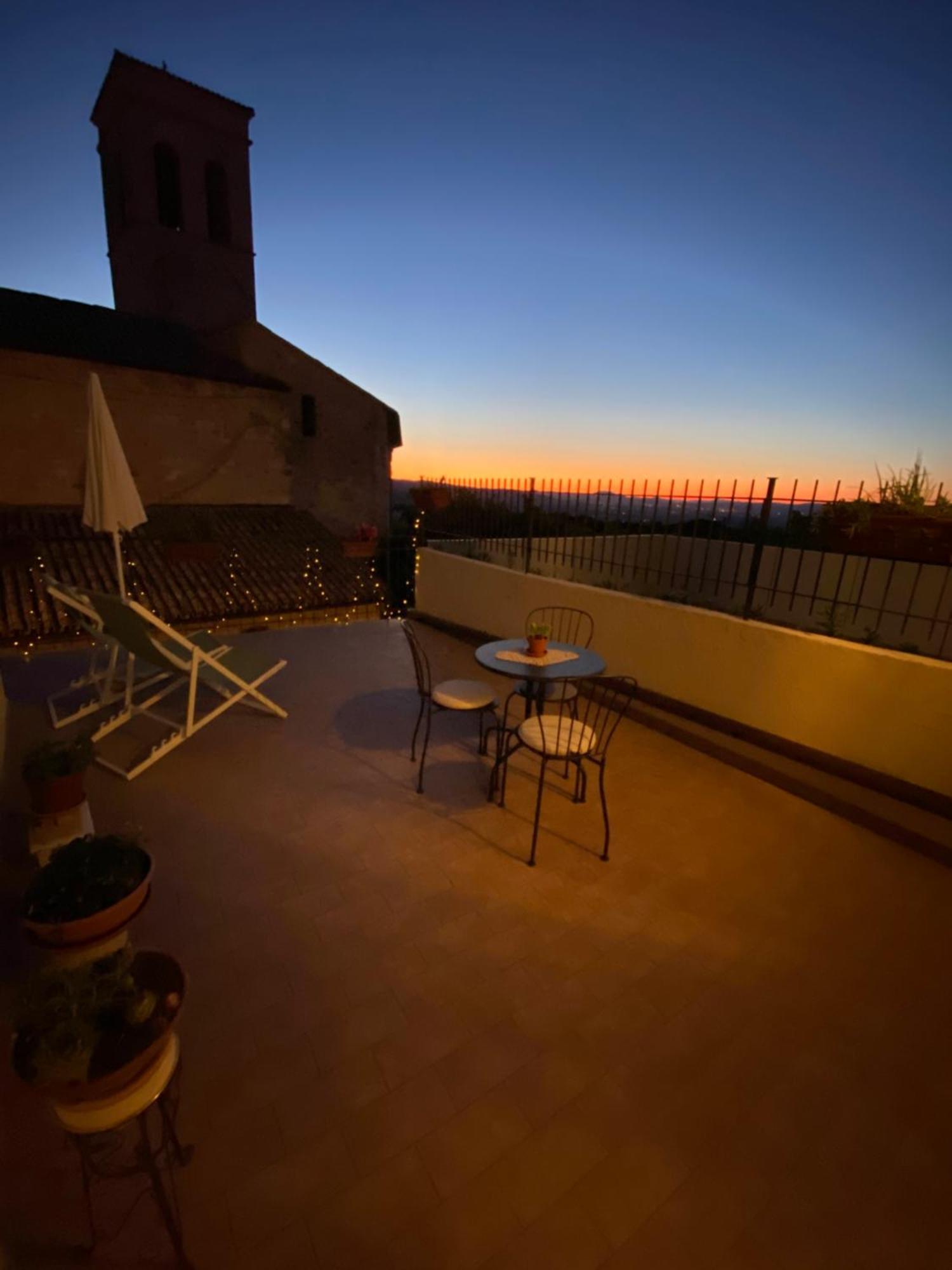 App. Con Terrazza Panoramica In Centro-Montefalco Eksteriør billede