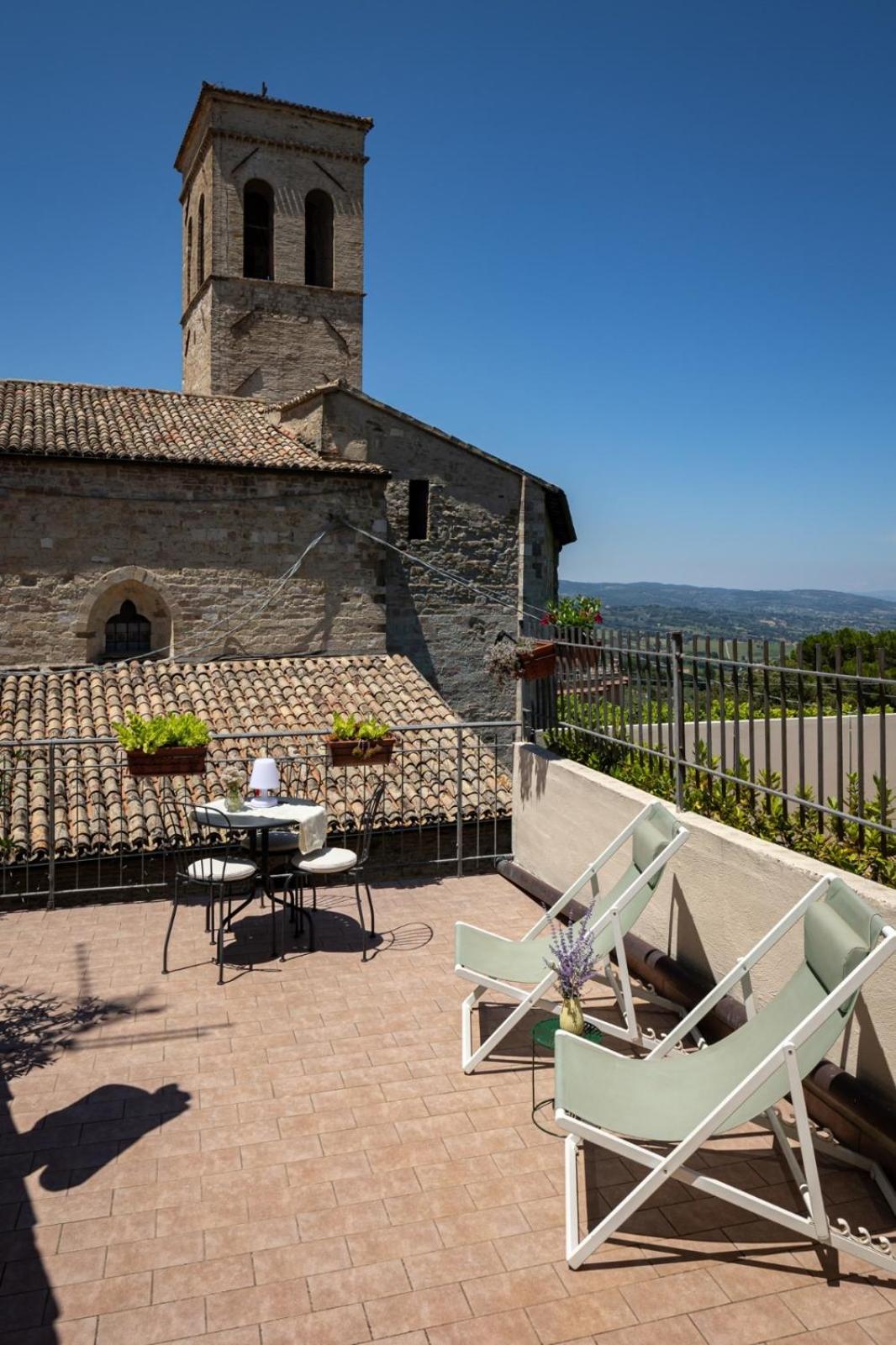App. Con Terrazza Panoramica In Centro-Montefalco Eksteriør billede