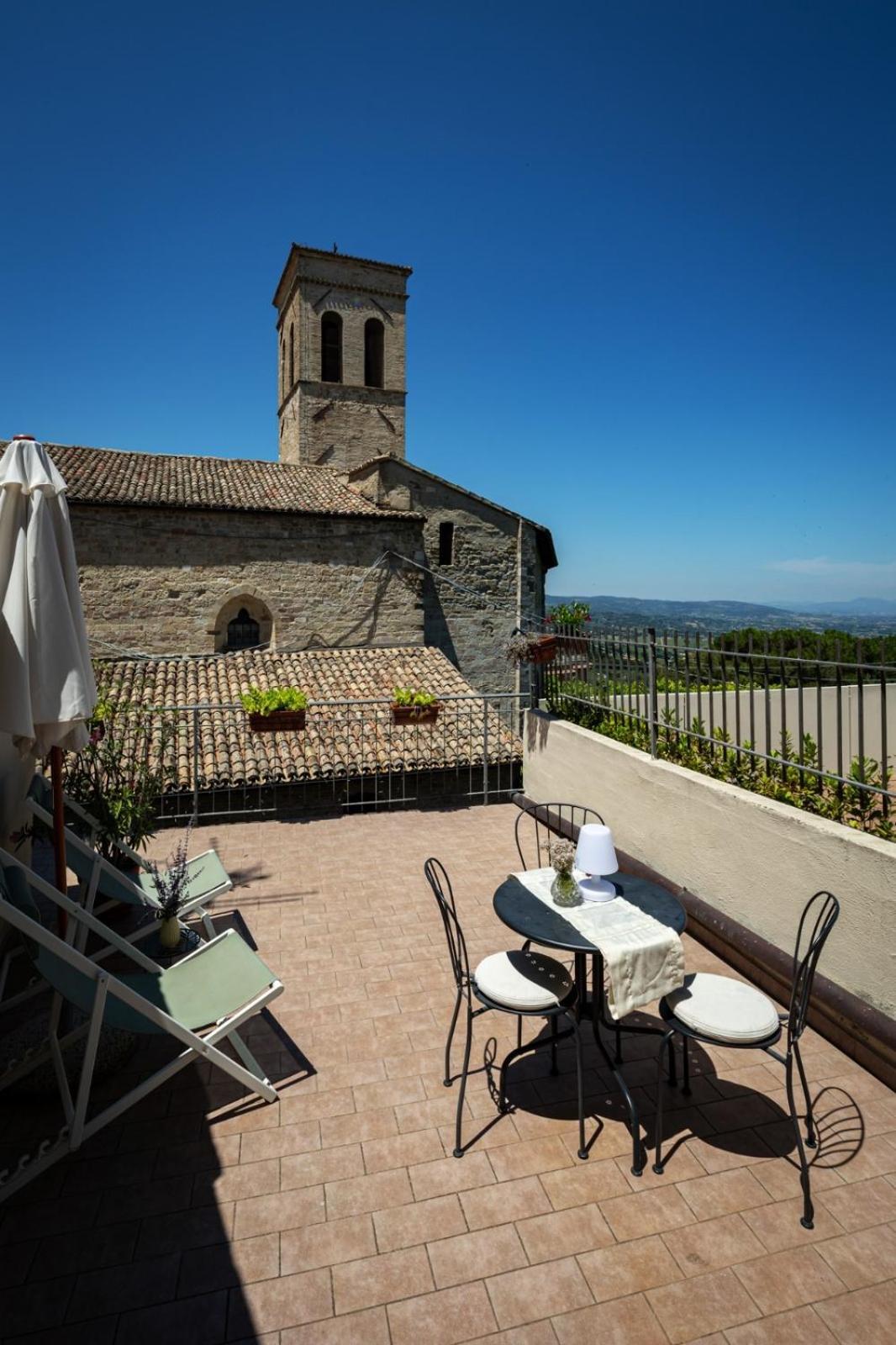 App. Con Terrazza Panoramica In Centro-Montefalco Eksteriør billede
